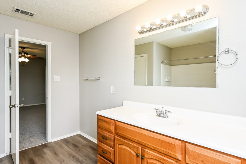 1,945/Mo, 949 Canary Dr Saginaw, TX 76131 Main Bathroom View