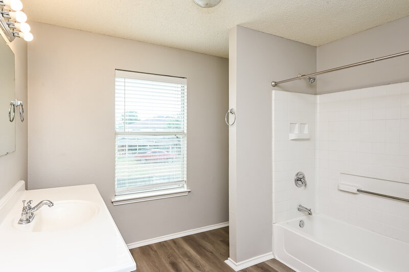 1,945/Mo, 949 Canary Dr Saginaw, TX 76131 Main Bathroom View 2