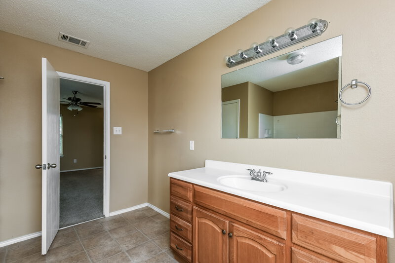 2,350/Mo, 949 Canary Dr Saginaw, TX 76131 Master Bathroom View