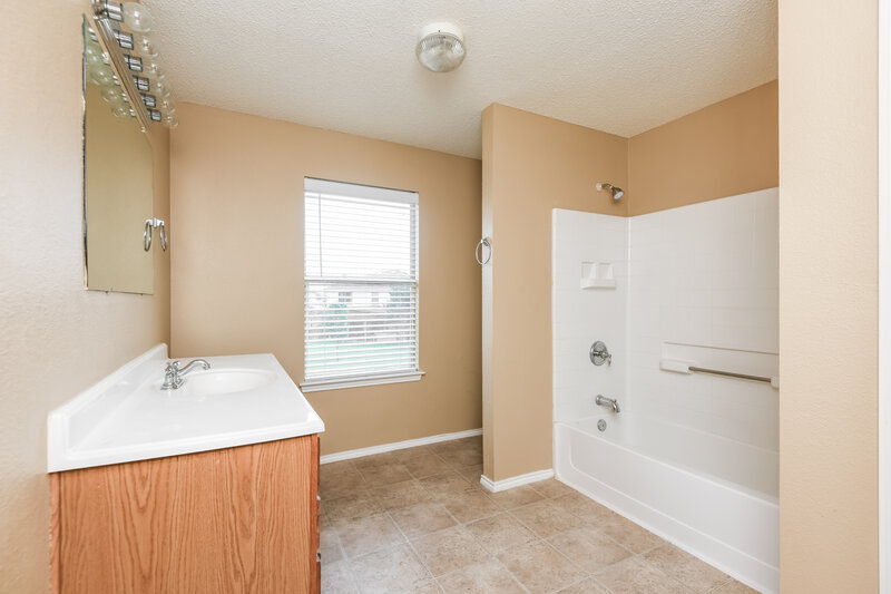 2,350/Mo, 949 Canary Dr Saginaw, TX 76131 Master Bathroom View 3