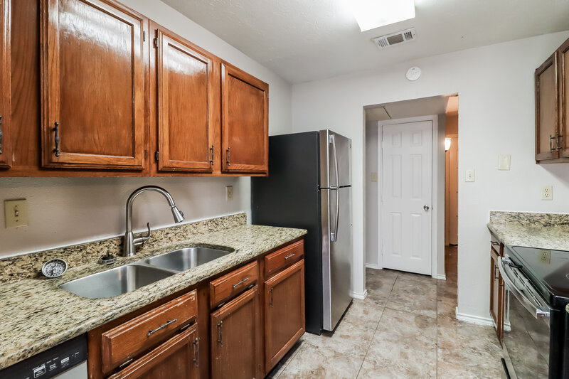 1,795/Mo, 7805 Whirlwind Dr Fort Worth, TX 76133 Kitchen View