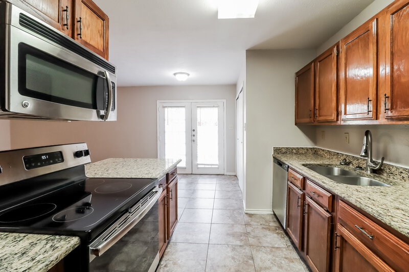 1,795/Mo, 7805 Whirlwind Dr Fort Worth, TX 76133 Kitchen View 2