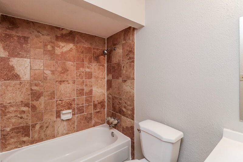 1,795/Mo, 7805 Whirlwind Dr Fort Worth, TX 76133 Main Bathroom View