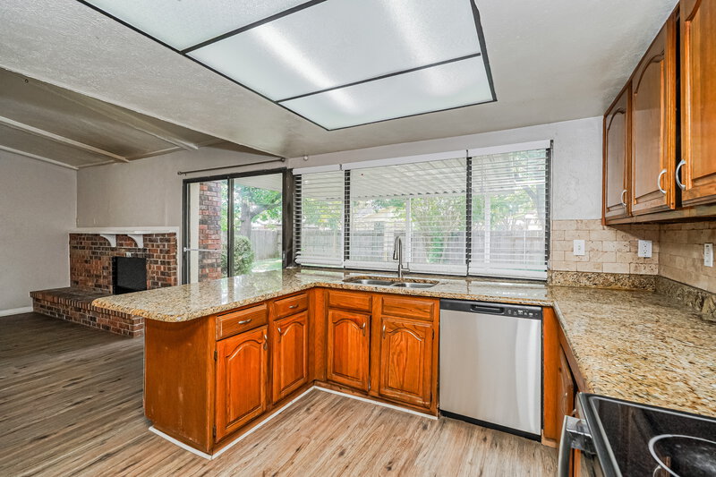 2,265/Mo, 4141 Yellowleaf Dr Fort Worth, TX 76133 Kitchen View 2