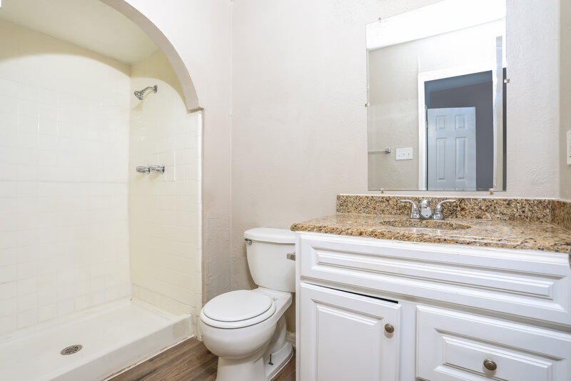 2,460/Mo, 4141 Yellowleaf Dr Fort Worth, TX 76133 Main Bathroom View
