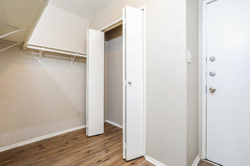 2,460/Mo, 4141 Yellowleaf Dr Fort Worth, TX 76133 Walk In Closet View