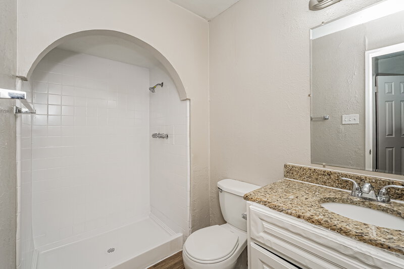 2,265/Mo, 4141 Yellowleaf Dr Fort Worth, TX 76133 Main Bathroom View