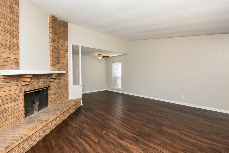 1,800/Mo, 7629 Red Willow Rd Fort Worth, TX 76133 Living Room View
