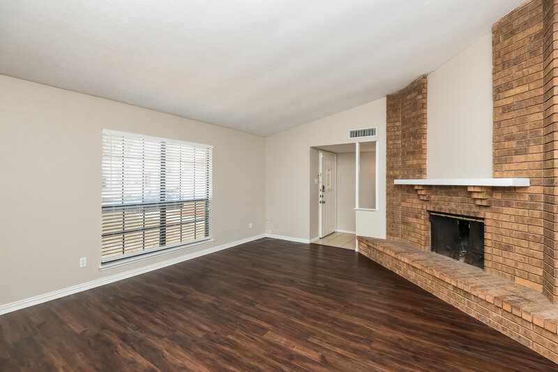 1,800/Mo, 7629 Red Willow Rd Fort Worth, TX 76133 Living Room View 2