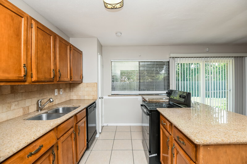 1,800/Mo, 7629 Red Willow Rd Fort Worth, TX 76133 Kitchen View 2