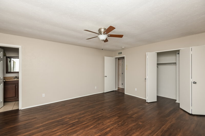1,800/Mo, 7629 Red Willow Rd Fort Worth, TX 76133 Main Bedroom View 2