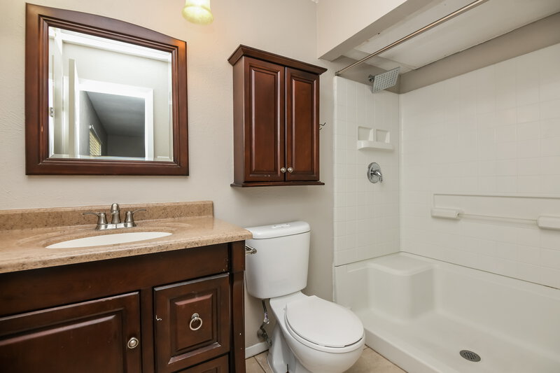 1,800/Mo, 7629 Red Willow Rd Fort Worth, TX 76133 Main Bathroom View