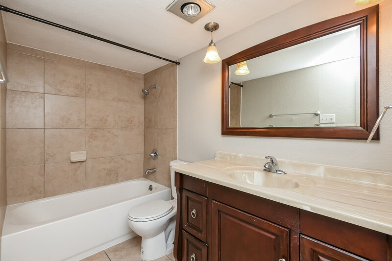 1,800/Mo, 7629 Red Willow Rd Fort Worth, TX 76133 Bathroom View