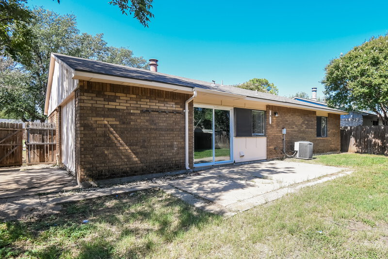 1,800/Mo, 7629 Red Willow Rd Fort Worth, TX 76133 Rear View