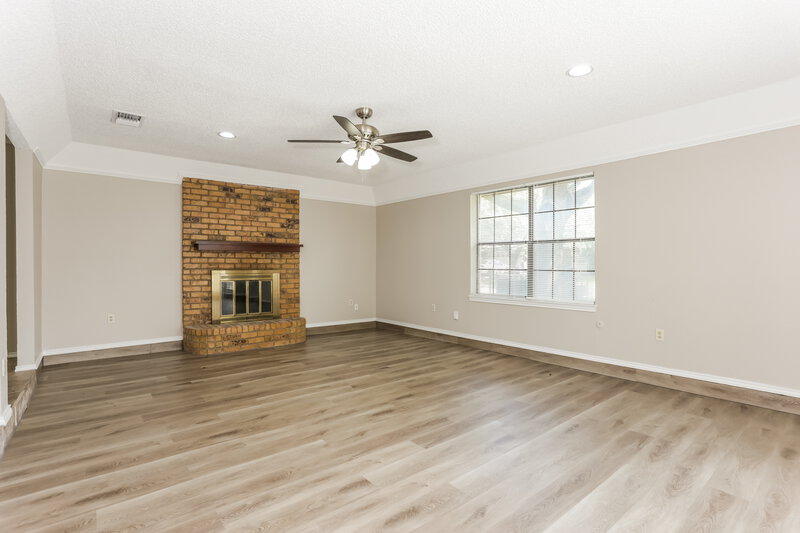 1,955/Mo, 4824 Applewood Rd Fort Worth, TX 76133 Living Room View 3