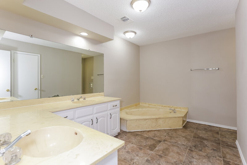 1,955/Mo, 4824 Applewood Rd Fort Worth, TX 76133 Main Bathroom View