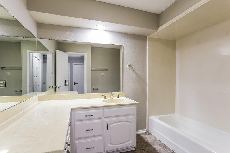 1,955/Mo, 4824 Applewood Rd Fort Worth, TX 76133 Bathroom View
