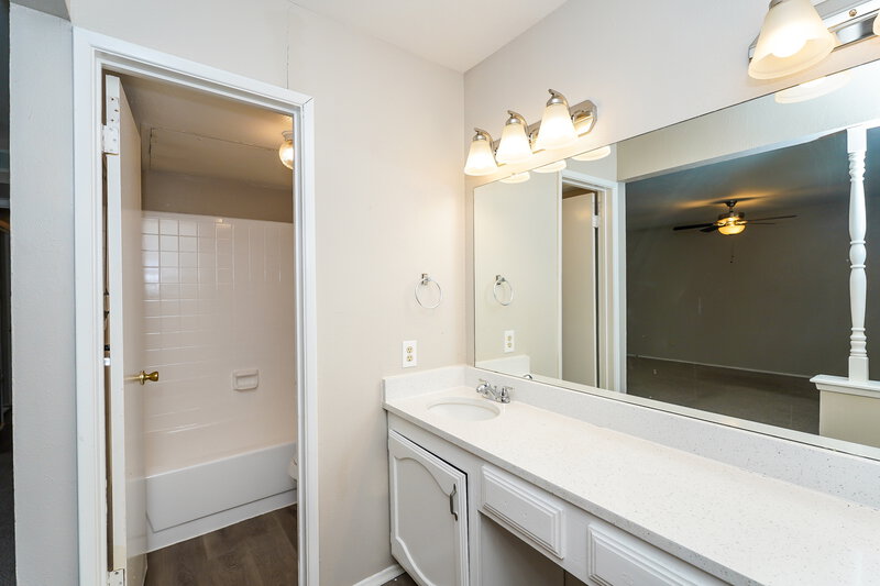 1,760/Mo, 3913 Horizon Pl Fort Worth, TX 76133 Main Bathroom View