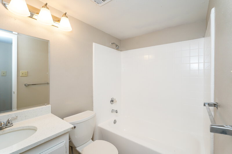 1,760/Mo, 3913 Horizon Pl Fort Worth, TX 76133 Main Bathroom View 2