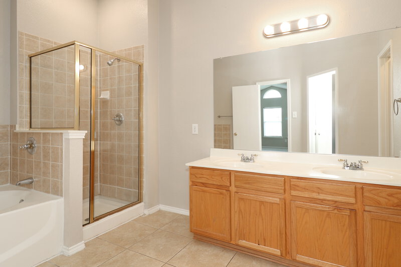 2,635/Mo, 4668 Cool Ridge Ct Fort Worth, TX 76133 Main Bathroom View