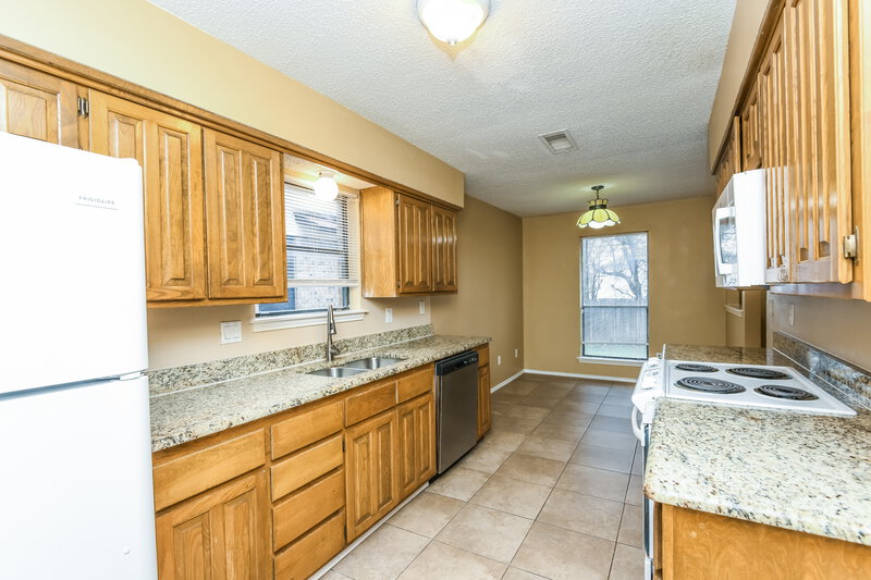 1,755/Mo, 2854 Southpark Ln Fort Worth, TX 76133 Kitchen View