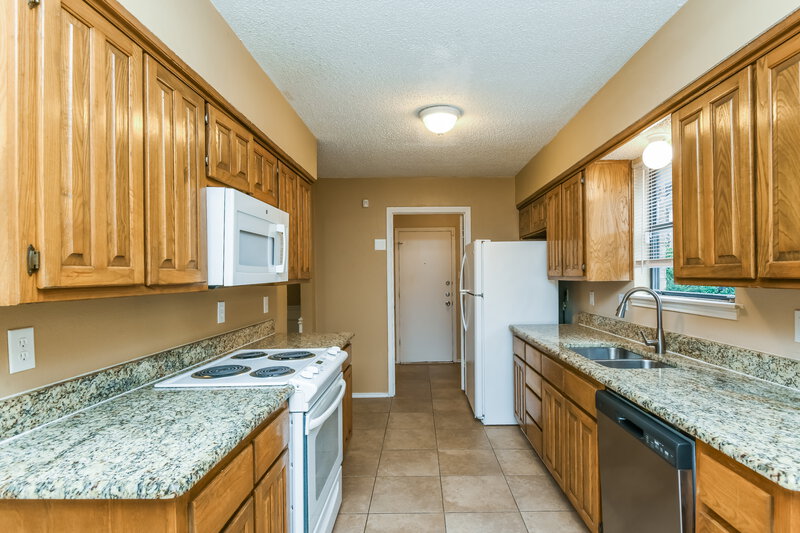 1,755/Mo, 2854 Southpark Ln Fort Worth, TX 76133 Kitchen View 2