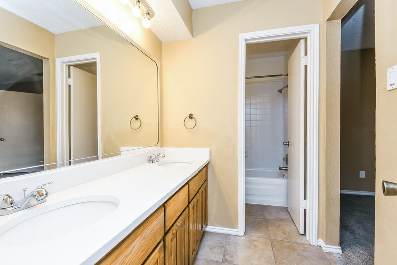 1,755/Mo, 2854 Southpark Ln Fort Worth, TX 76133 Main Bathroom View