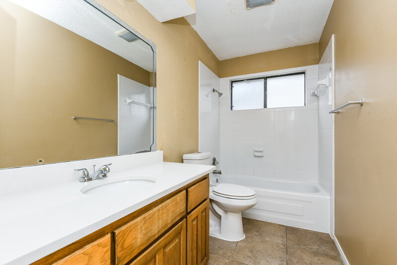 1,755/Mo, 2854 Southpark Ln Fort Worth, TX 76133 Bathroom View