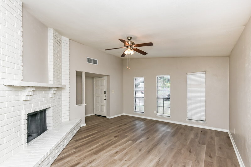 1,690/Mo, 7751 Yellowleaf Ct Fort Worth, TX 76133 Living Room View