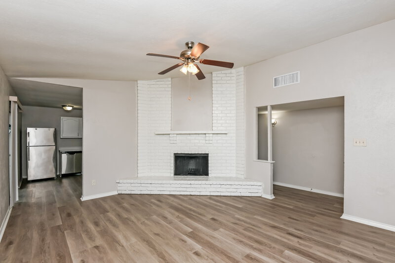 1,690/Mo, 7751 Yellowleaf Ct Fort Worth, TX 76133 Living Room View 2