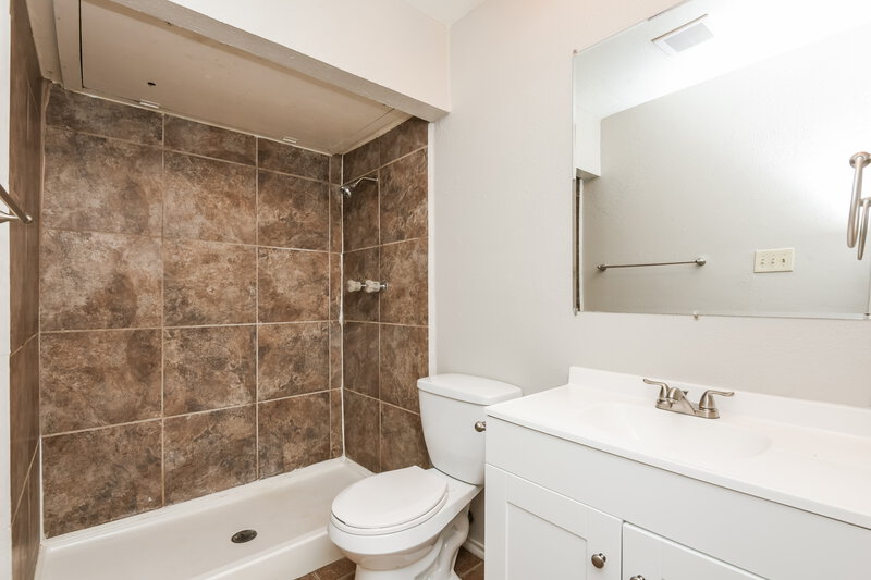 1,690/Mo, 7751 Yellowleaf Ct Fort Worth, TX 76133 Main Bathroom View