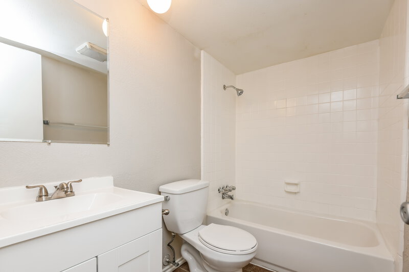 1,690/Mo, 7751 Yellowleaf Ct Fort Worth, TX 76133 Bathroom View