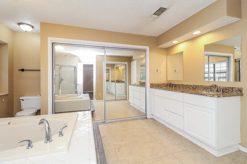 2,115/Mo, 4900 Barberry Dr Fort Worth, TX 76133 Main Bathroom View