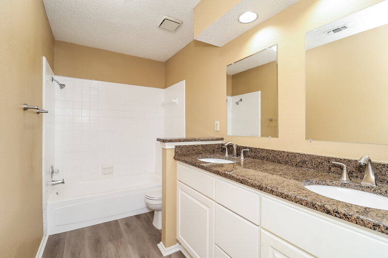 2,115/Mo, 4900 Barberry Dr Fort Worth, TX 76133 Bathroom View