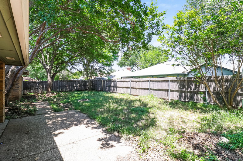 2,115/Mo, 4900 Barberry Dr Fort Worth, TX 76133 Backyard View