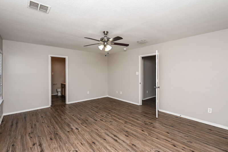 2,200/Mo, 4649 Sea Ridge Dr Fort Worth, TX 76133 Main Bedroom View 2