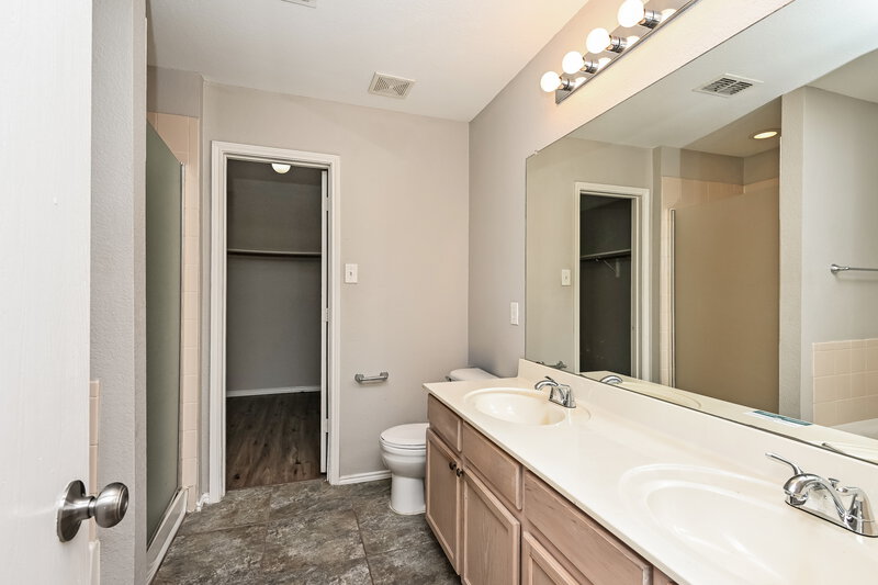 2,200/Mo, 4649 Sea Ridge Dr Fort Worth, TX 76133 Main Bathroom View