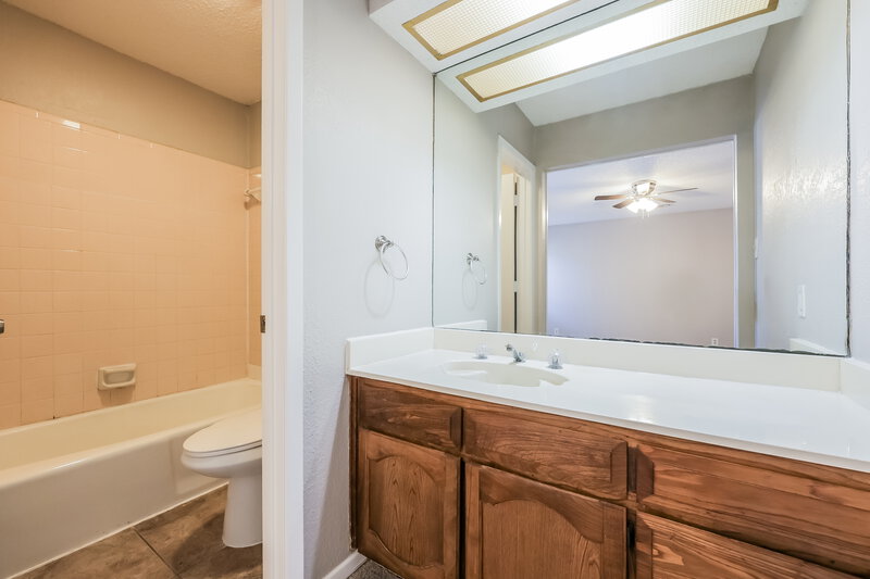 1,770/Mo, 3621 Willowbrook Dr Fort Worth, TX 76133 Main Bathroom View