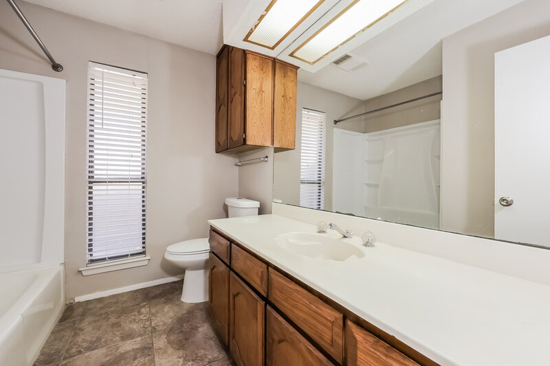 1,770/Mo, 3621 Willowbrook Dr Fort Worth, TX 76133 Main Bathroom View 2