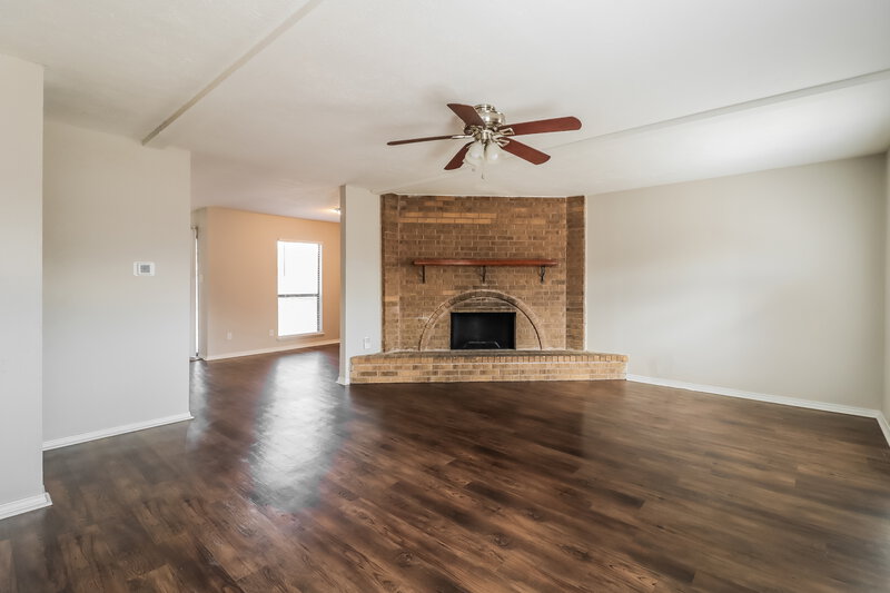 2,100/Mo, 4228 Yellowleaf Dr Fort Worth, TX 76133 Living Room View