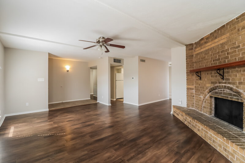 2,100/Mo, 4228 Yellowleaf Dr Fort Worth, TX 76133 Living Room View 2