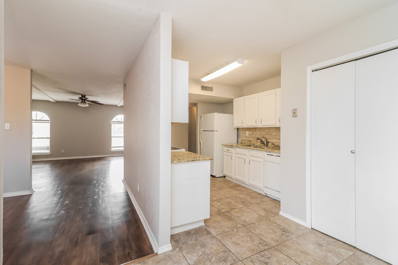 2,100/Mo, 4228 Yellowleaf Dr Fort Worth, TX 76133 Kitchen View