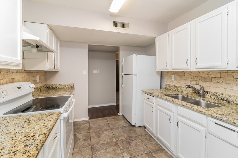 2,100/Mo, 4228 Yellowleaf Dr Fort Worth, TX 76133 Kitchen View 2