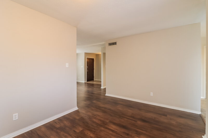 2,100/Mo, 4228 Yellowleaf Dr Fort Worth, TX 76133 Family Room View 2