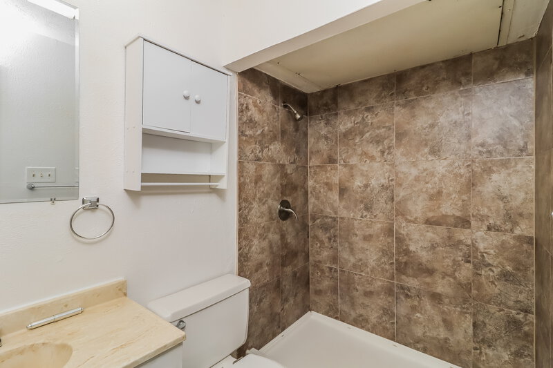 2,100/Mo, 4228 Yellowleaf Dr Fort Worth, TX 76133 Main Bathroom View