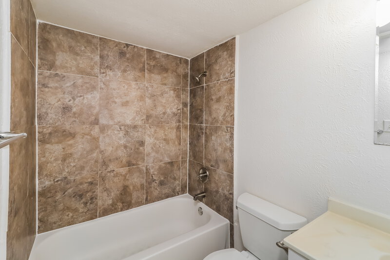 2,100/Mo, 4228 Yellowleaf Dr Fort Worth, TX 76133 Bathroom View
