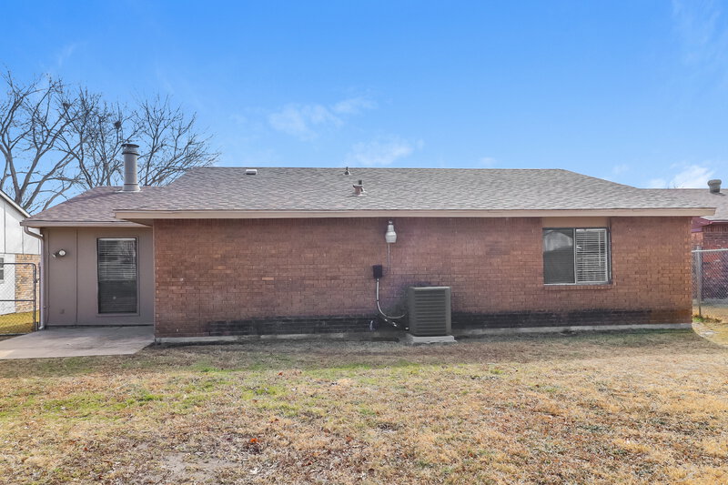 2,100/Mo, 4228 Yellowleaf Dr Fort Worth, TX 76133 Rear View