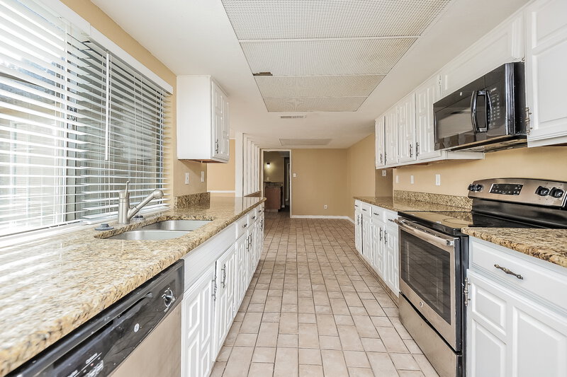 2,170/Mo, 7609 Xavier Dr Fort Worth, TX 76133 Kitchen View 2