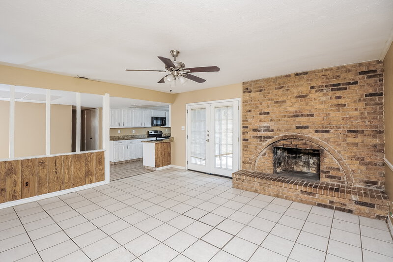 2,170/Mo, 7609 Xavier Dr Fort Worth, TX 76133 Family Room View 2