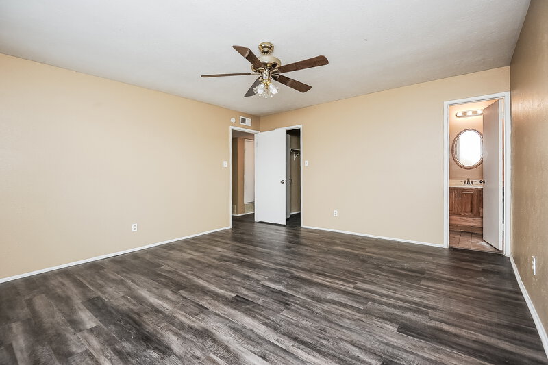 2,170/Mo, 7609 Xavier Dr Fort Worth, TX 76133 Master Bedroom View 2